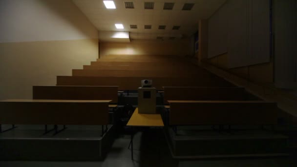 Свет выключился, а затем включился, в пустой аудитории для лекций — стоковое видео