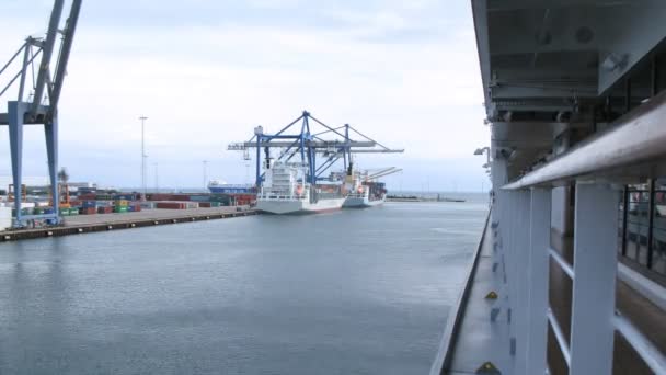 Navios de carga a serem carregados com contentores, lapso de tempo — Vídeo de Stock