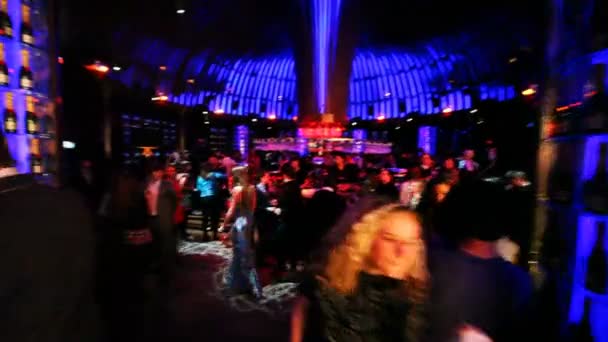 Gente en el club Imperia Lounge en celebración del segundo mes del canal de música transmitida Europa Plus TV — Vídeo de stock