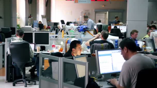 Várias pessoas trabalham no escritório da Agência de Informação Russa RIA Novosti — Vídeo de Stock