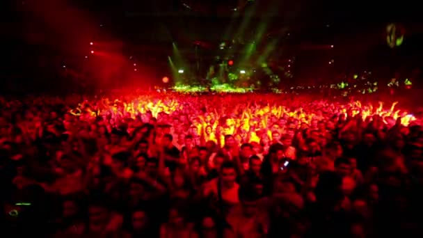 Viele junge Leute im großen Stadion bei Rave-Party — Stockvideo