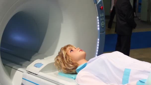 Womans mannequin lay on tomograph at medical exhibition — Stock Video