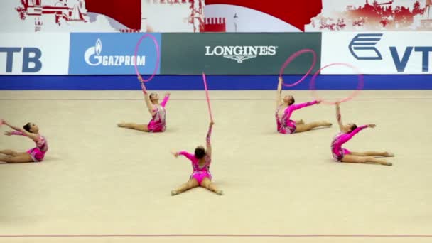 Jimnastikçiler üzerinde Dünya Ritmik Jimnastik Şampiyonası — Stok video