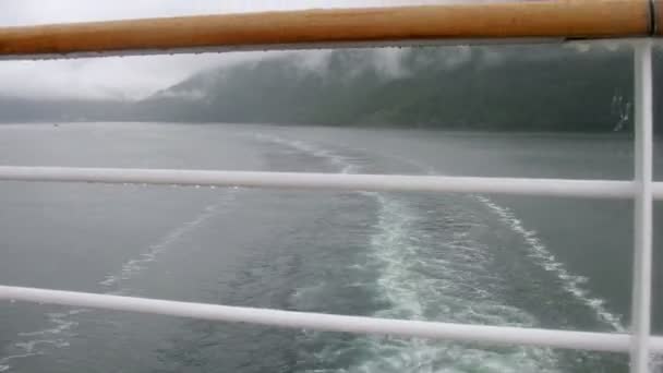Track op water achtergelaten door motorboot, time-lapse — Stockvideo