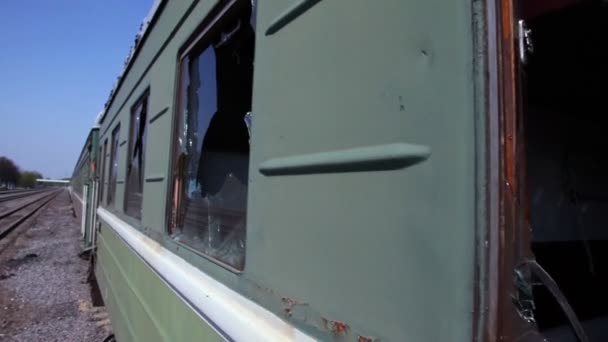 Rörelse längs övergivna tåg, bruten windows på rälsbuss — Stockvideo