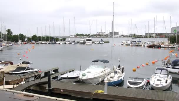 Segelbåtar och motorbåtar på langelinie pier — Stockvideo