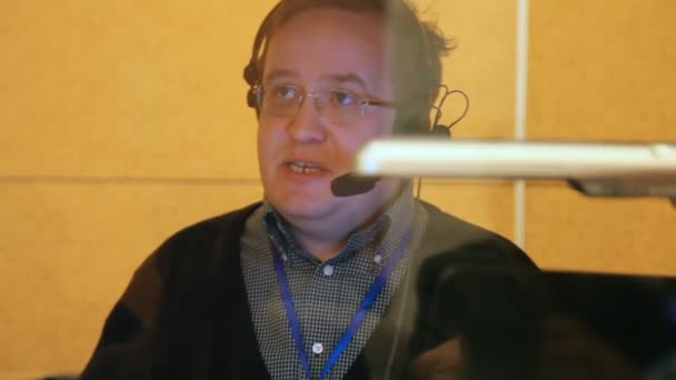 Translator behind glass translates speech close up — Stock Video