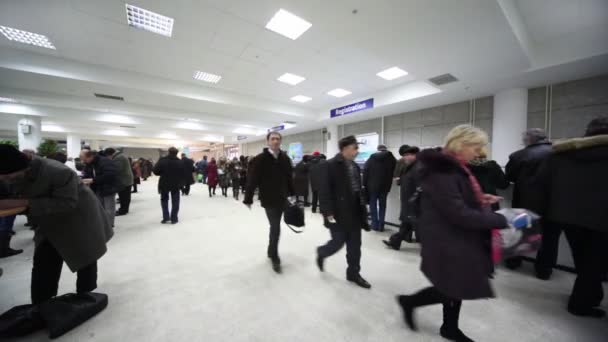 As pessoas preenchem formulários na recepção de registro em Expocentr em Krasnaya Presnya — Vídeo de Stock