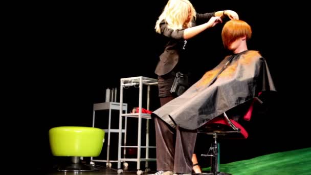Haarstylistin Eugenia Sobolewa frisiert Mann bei Haarshow in Davines — Stockvideo