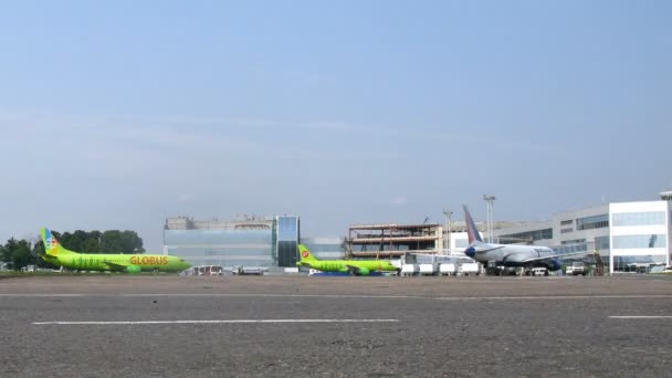 Twee vliegtuigen van luchtvaartmaatschappijen globus zijn op veld op luchthaven domodedovo — Stockvideo