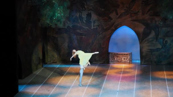 Auf der Bühne des neuen Operntheatermannes, Schauspieler des klassischen Moskauer Balletttheaters — Stockvideo