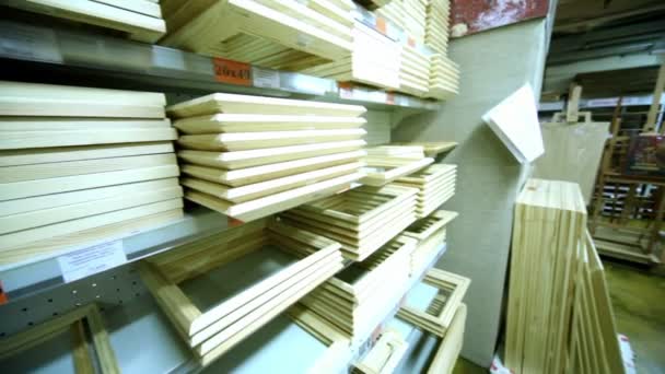 Varios marcos de madera están en estantes en la tienda — Vídeos de Stock