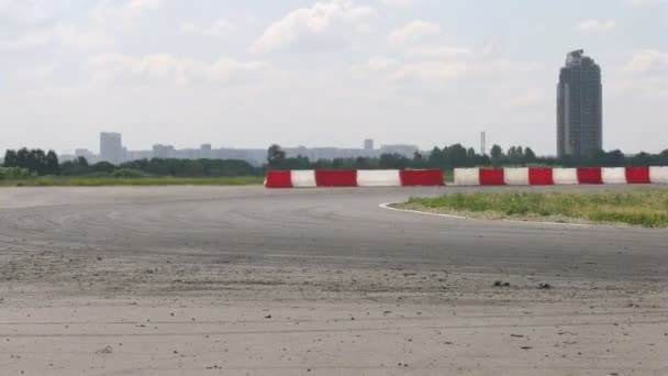 Drift racing op nieuwe snelweg megafon Toesjino — Stockvideo