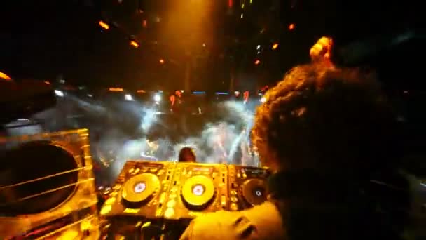 DJ smash in imperia clublounge in de officiële pers-evenementen — Stockvideo