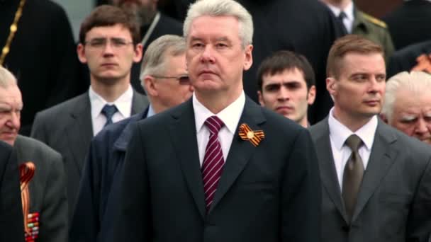 Moscow mayor Sergei Sobyanin stand on wreath laying ceremony — Stock Video