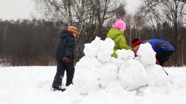 Mutter und Vater mit Kindern spielen Schneebälle hinter Festung, Teil 2 — Stockvideo