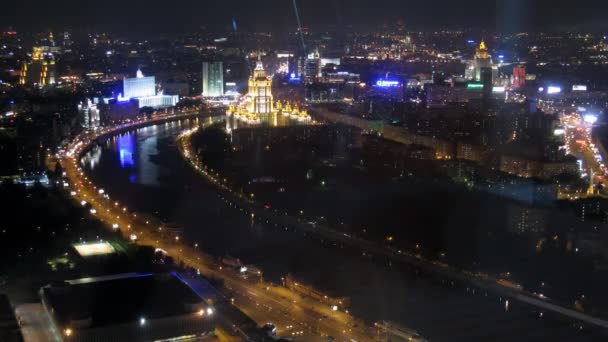 Weißes Haus und Hotel Ukraine stehen in der Nacht Stadt — Stockvideo