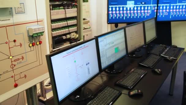 Kontrolní místnost s monitory, schéma, tenzometry a přepínačů — Stock video