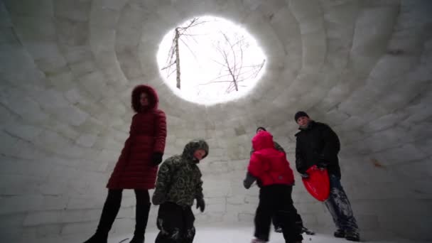 Mujer y pocos niños están dentro de la casa de hielo — Vídeo de stock