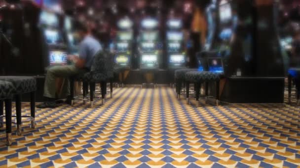 Játékgépek a casino a fedélzetre az óceánjáró — Stock videók