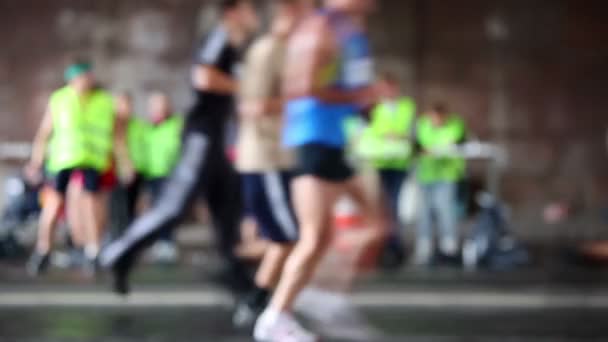 Az emberek futtatni mindkét irányban, néhány megáll üdülőterület emberek között — Stock videók