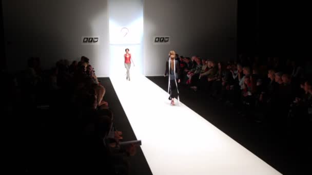 Model walk on podium at Russian Fashion Week — Stock Video