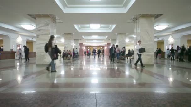 Estudantes em salão de vestir da biblioteca principal Universidade Estadual de Moscou — Vídeo de Stock