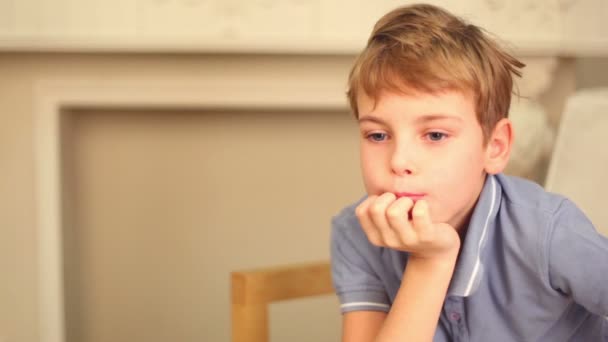 Malý chlapec seděl na židli ve studiu — Stock video