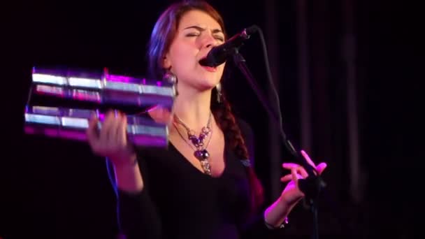 Татьяна Зыкина поет и использует шейкер на вечернем концерте — стоковое видео