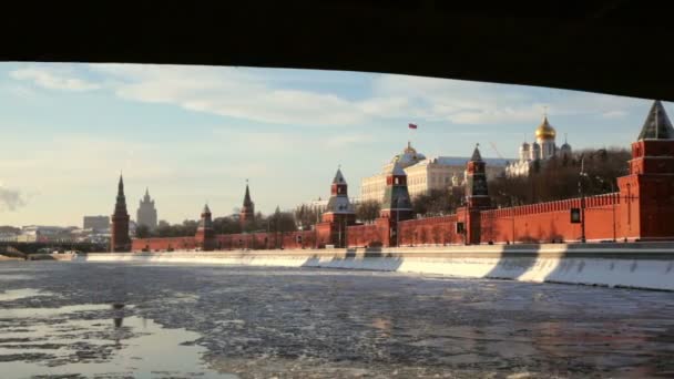 Embankment en muren van het kremlin van Moskou en ivan grote klokkentoren — Stockvideo