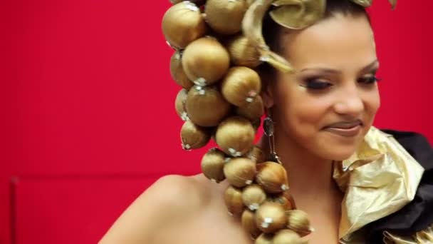 Junges Model mit Frisur mit Beerensträußen trägt goldenes Kleid — Stockvideo