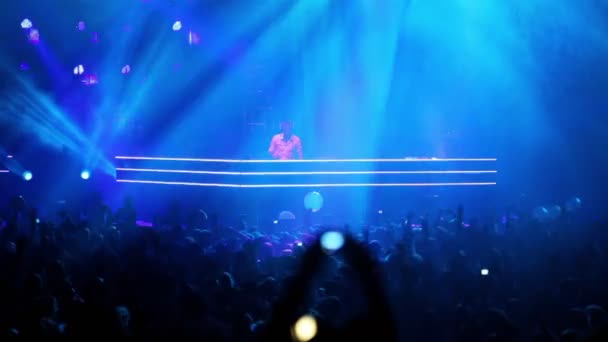 Popolare DJ olandese Armin Van Buuren sul palco con illuminazione blu — Video Stock