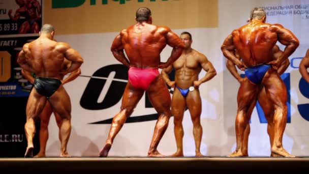 Diversi culturisti posa a Open Cup di bodybuilding e fitness di Mosca — Video Stock