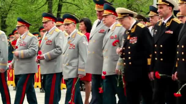 High command walk with flowers on wreath laying ceremony — Stock Video