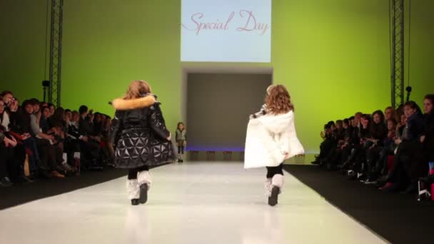 Two little girls in winter clothes from Special Day Collection — Stock Video