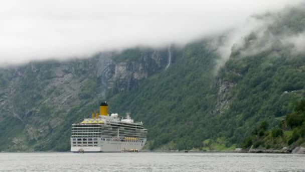 Barche trasferimento turisti da nave da crociera a costa, time lapse — Video Stock