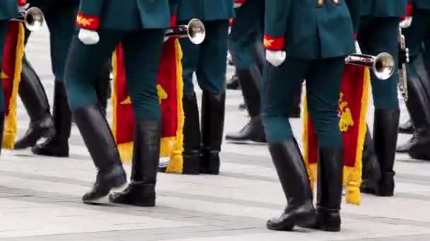 Katushas Autokolonne Fahrt durch den Kai von Moskau Kreml — Stockvideo