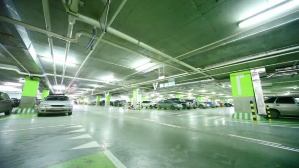 Aproximação de carro e passa dentro garagem de estacionamento — Vídeo de Stock