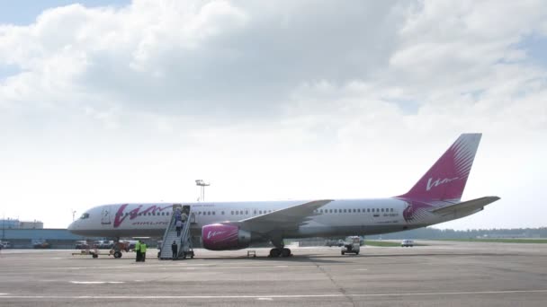 Embarquement des passagers dans l'avion VIM-AVIA à l'aéroport de Domodedovo — Video