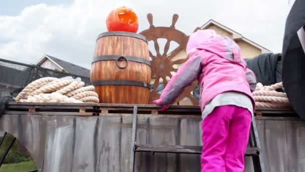 Chica sube por escaleras en el escenario donde está la calabaza de Halloween — Vídeos de Stock