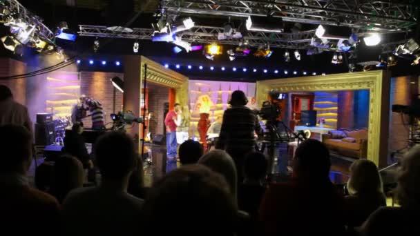 Актеры, съемочная группа и зрители в зале готовятся к началу телевизионного шоу — стоковое видео