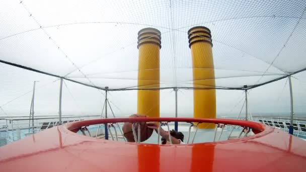 Ball landet auf Kreuzfahrtschiff in Basketballkorb — Stockvideo