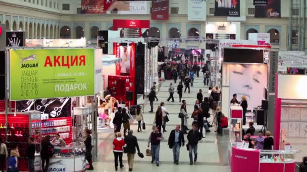 La gente camina en el XVII Festival Internacional Mundial de la Belleza 2010 — Vídeos de Stock