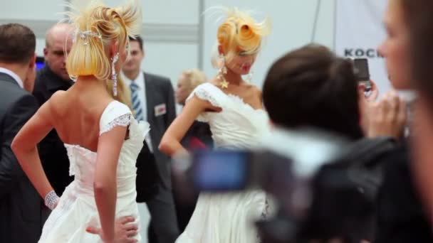 Los espectadores y los jueces miran a los modelos con el peinado de fantasía — Vídeos de Stock