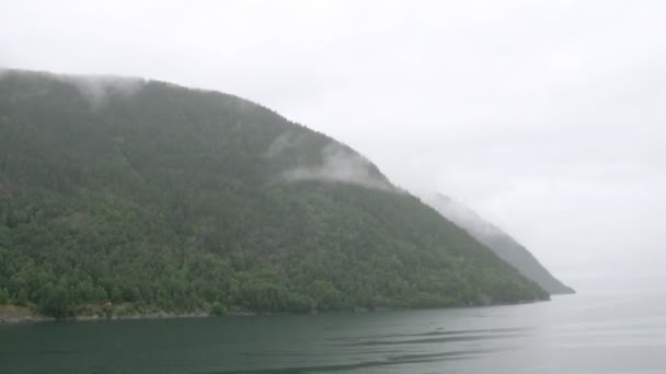 Красивый фьорд, покрытый туманом, время истекло — стоковое видео