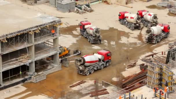 Auto-beton mixer terug vertrekt vanuit de bouwplaats — Stockvideo