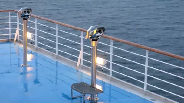 Güverte üzerinde dürbün liner akşam zaman, zaman atlamalı cruise. — Stok video