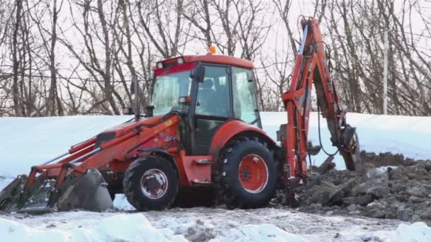 Bulldozer chato rochas terrestres no inverno — Vídeo de Stock