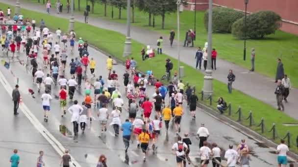 Des foules courent sur le remblai du Kremlin au XXX Marathon international de la paix de Moscou — Video