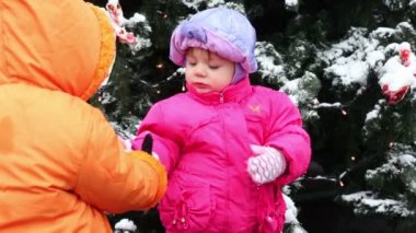 küçük kız geldi ve pembe ceket aşağı dolgulu bir çocuk kar verir